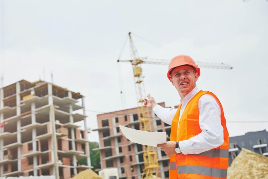 Arquitecto revisando edificios